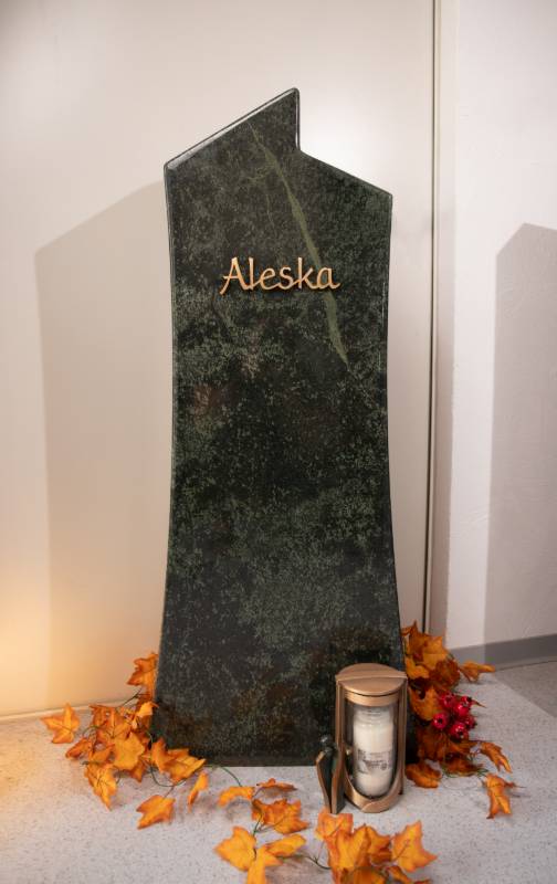 Einzelgrabstein ,,Aleska" mit geschwungener Form