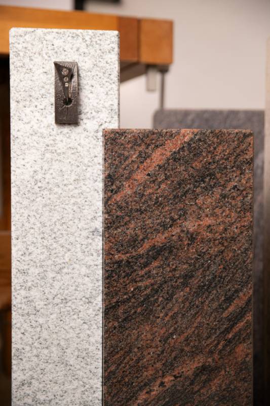 Urnengrabstein ,,Einstein" 2-teilig mit Swarovski-Sternschnuppe - Ansicht 2