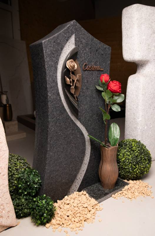 Einzelgrabstein ,,Cosima & Rose" mit Rose aus Bronze