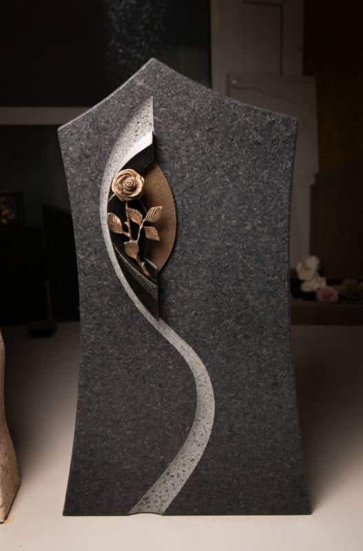 Einzelgrabstein ,,Cosima & Rose" mit Rose aus Bronze - Ansicht 2