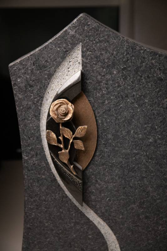 Einzelgrabstein ,,Cosima & Rose" mit Rose aus Bronze - Ansicht 3