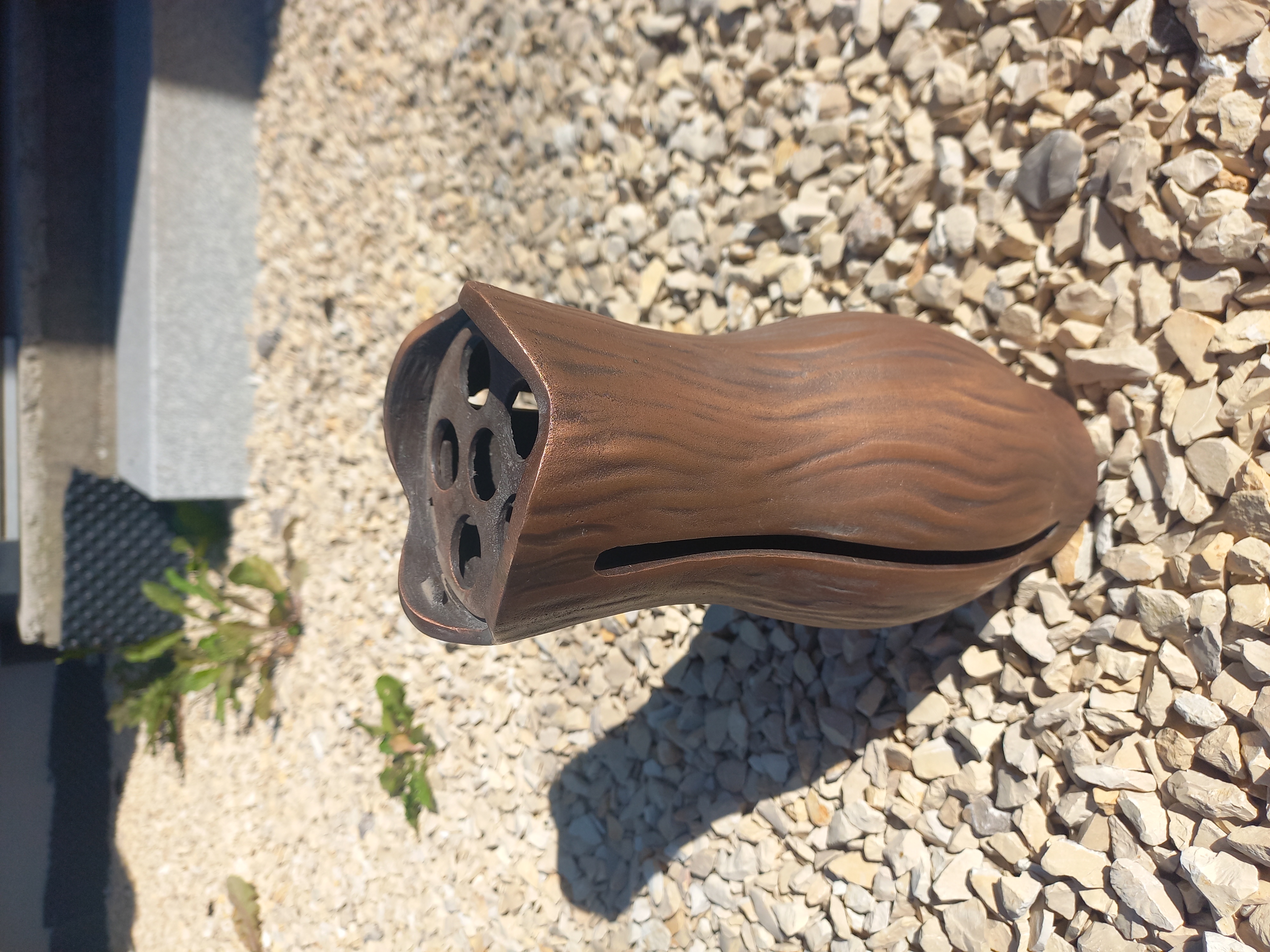 Vase in Bronze mit Blumenverteiler und ,,Welle"