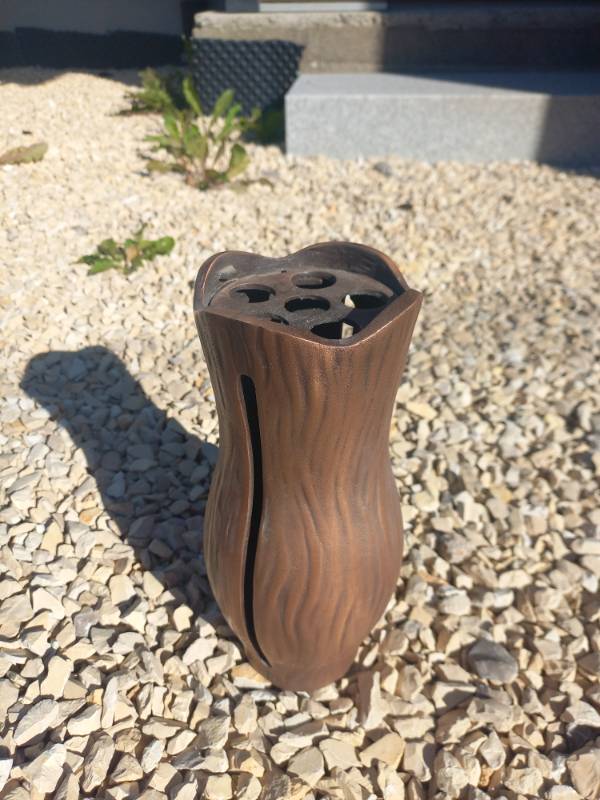 Vase in Bronze mit Blumenverteiler und ,,Welle"