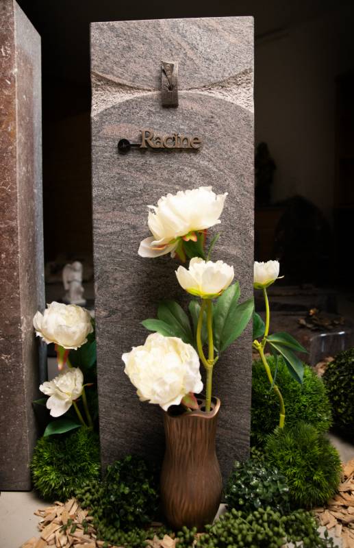 Einzelgrabstein ,,Racine" aus satiniertem Granit mit Swarovski Sternschnuppe
