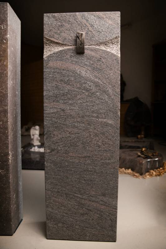 Einzelgrabstein ,,Racine" aus satiniertem Granit mit Swarovski Sternschnuppe - Ansicht 2