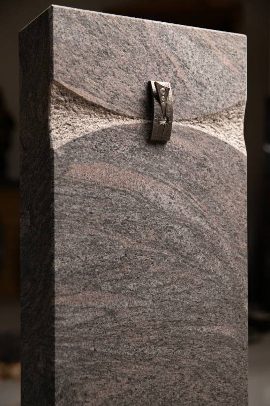 Einzelgrabstein ,,Racine" aus satiniertem Granit mit Swarovski Sternschnuppe - Ansicht 3