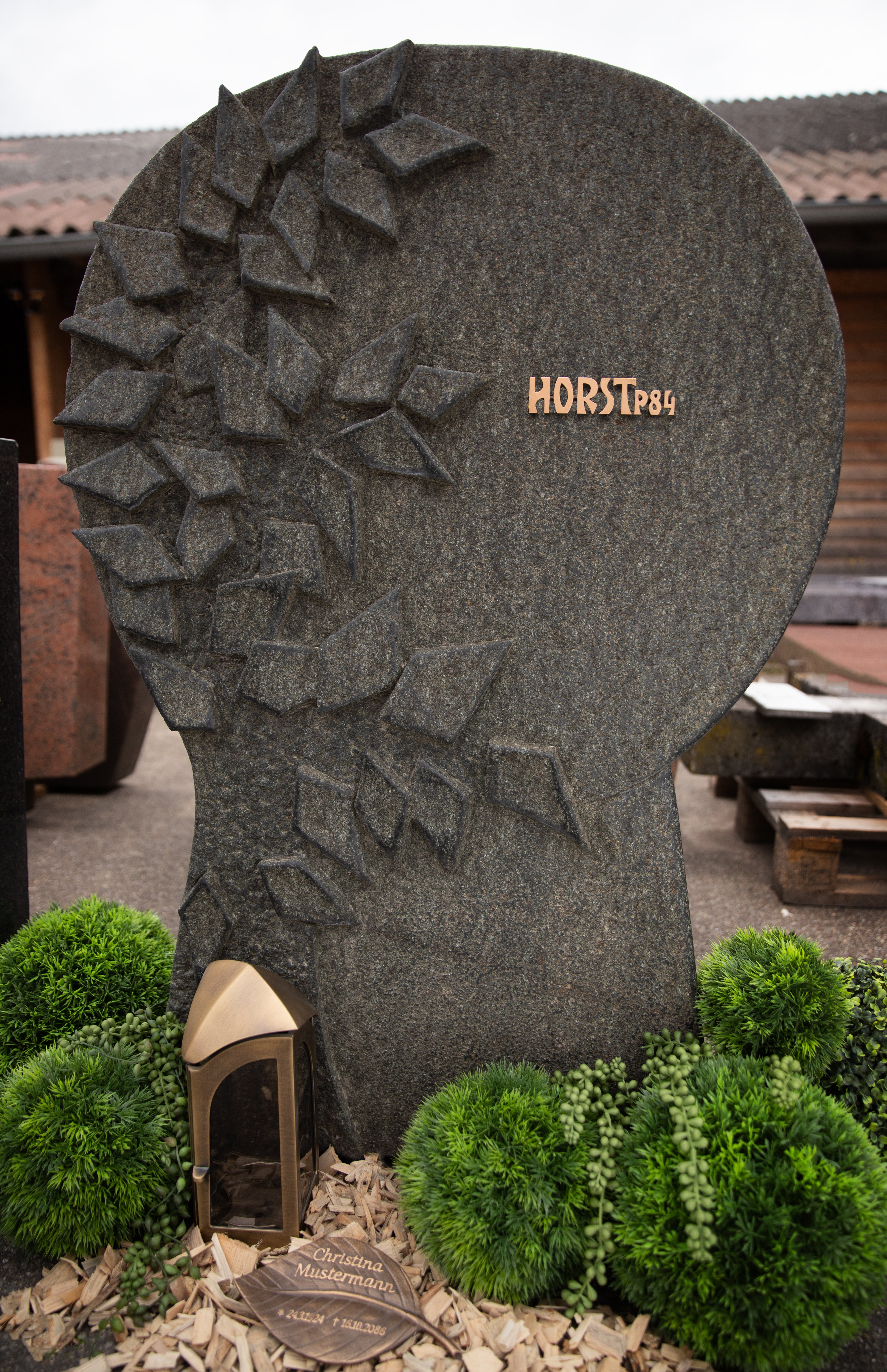Doppelgrabstein ,,Minerva" mit Blättermotiv in grünem Naturstein