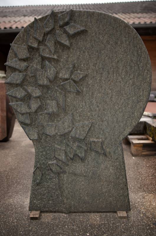 Doppelgrabstein ,,Minerva" mit Blättermotiv in grünem Naturstein - Ansicht 2