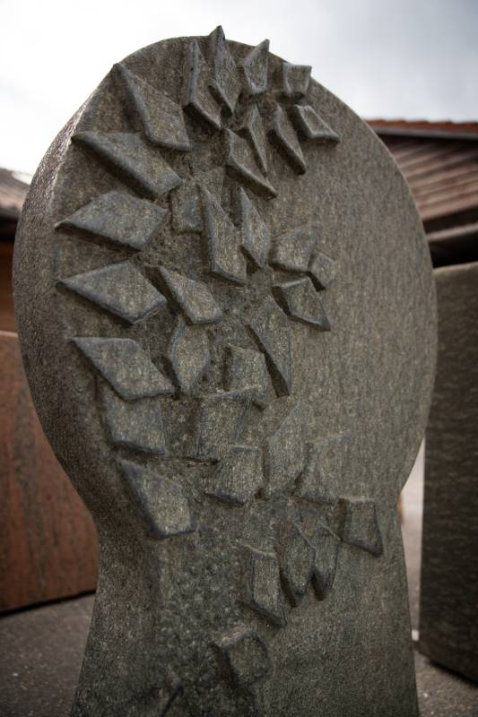 Doppelgrabstein ,,Minerva" mit Blättermotiv in grünem Naturstein - Ansicht 3