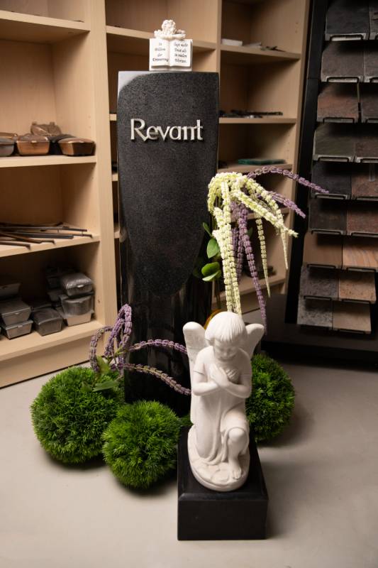 Einzelgrabstein ,,Revant" 3-teilig in polierten Nero Assoluto