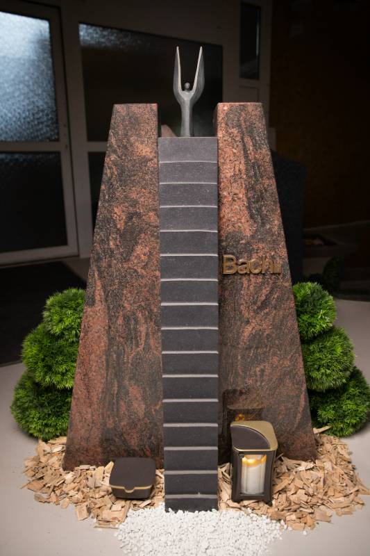 Doppelgrabstein ,,Bach" mit Engel aus Bronze