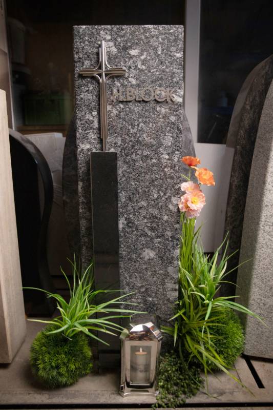 Einzelgrabstein ,,Block" 3-teilig in poliertem Granit
