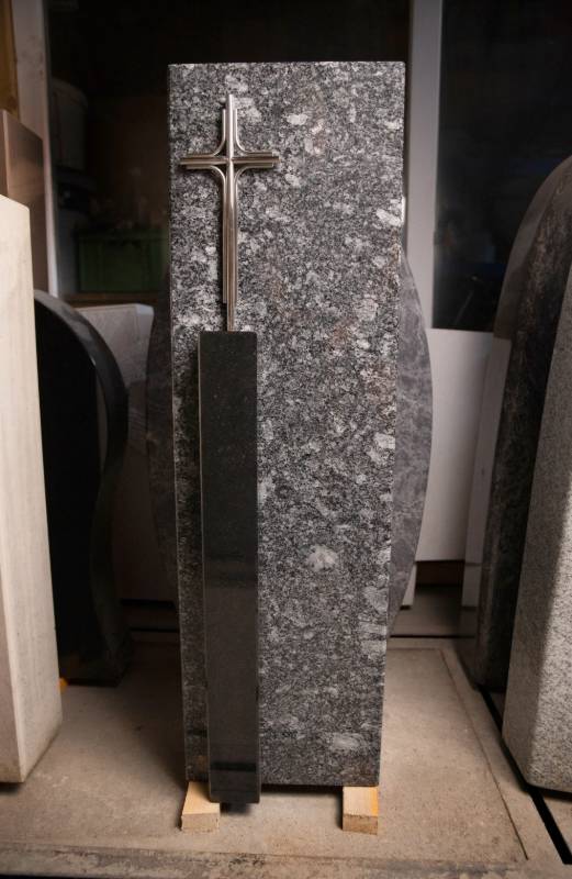 Einzelgrabstein ,,Block" 3-teilig in poliertem Granit - Ansicht 2