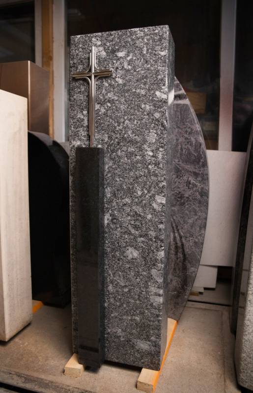 Einzelgrabstein ,,Block" 3-teilig in poliertem Granit - Ansicht 3