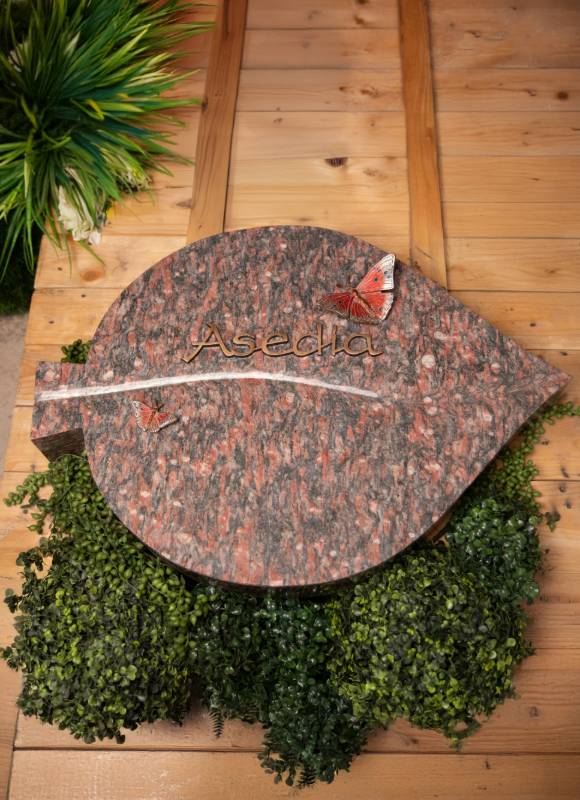 Urnengrabstein ,,Asedia" Blatt in polierten roten Granit mit 2 Schmetterlingen aus Bronze