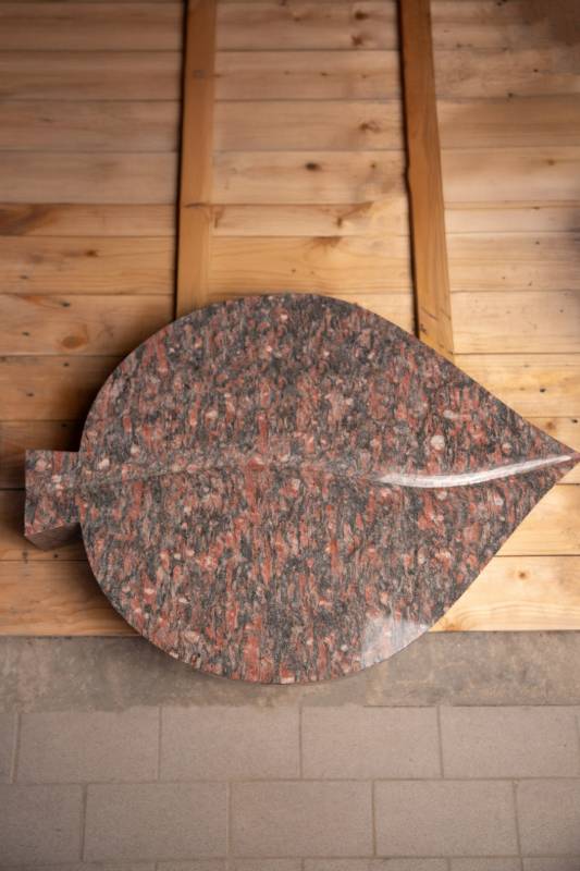 Urnengrabstein ,,Asedia" Blatt in polierten roten Granit mit 2 Schmetterlingen aus Bronze - Ansicht 2