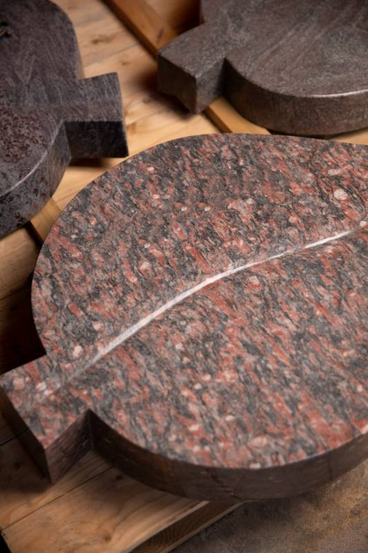 Urnengrabstein ,,Asedia" Blatt in polierten roten Granit mit 2 Schmetterlingen aus Bronze - Ansicht 3