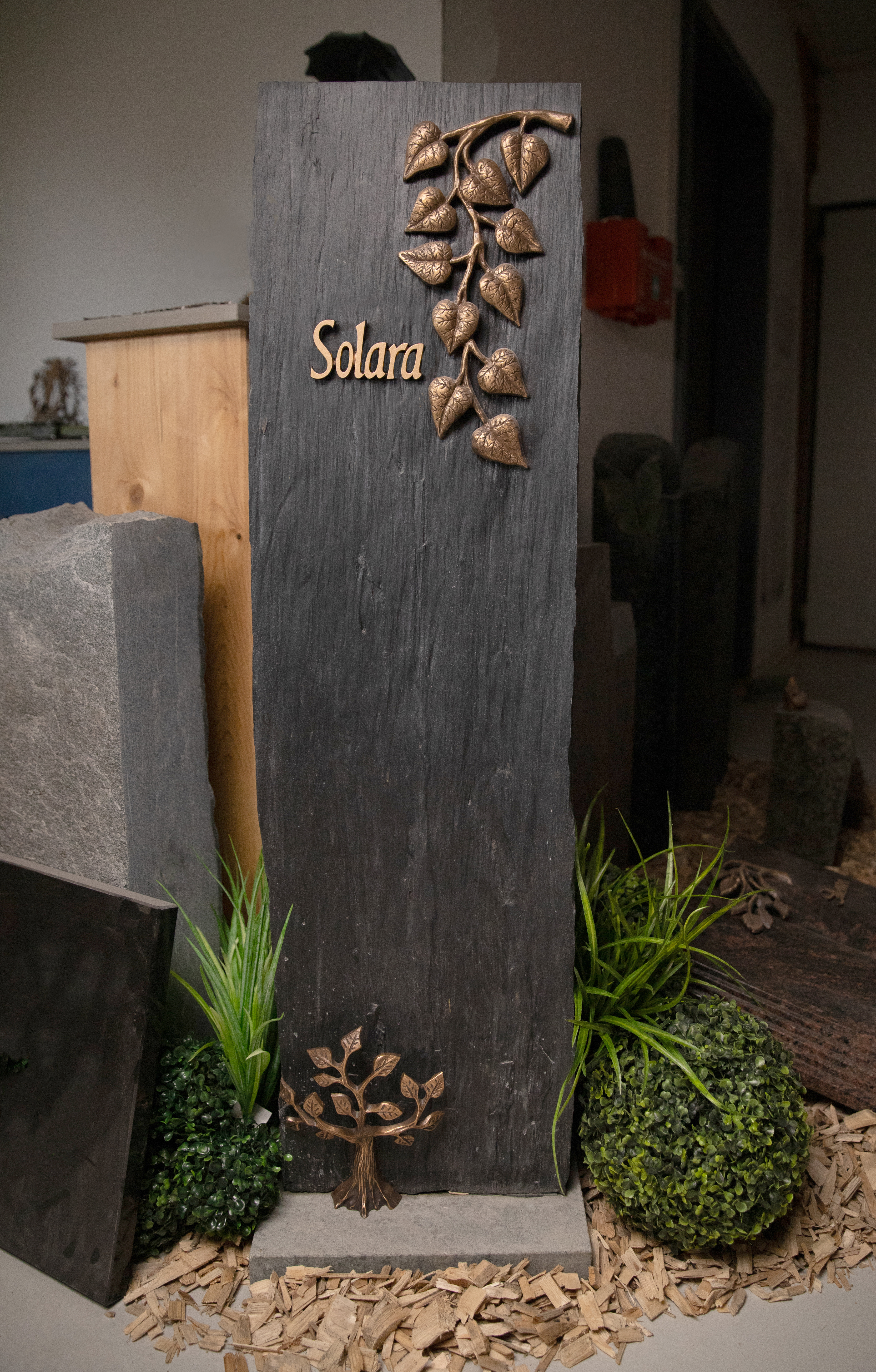 Stele ,,Solara" aus naturbelassenen Schiefer mit Zweig aus Bronze