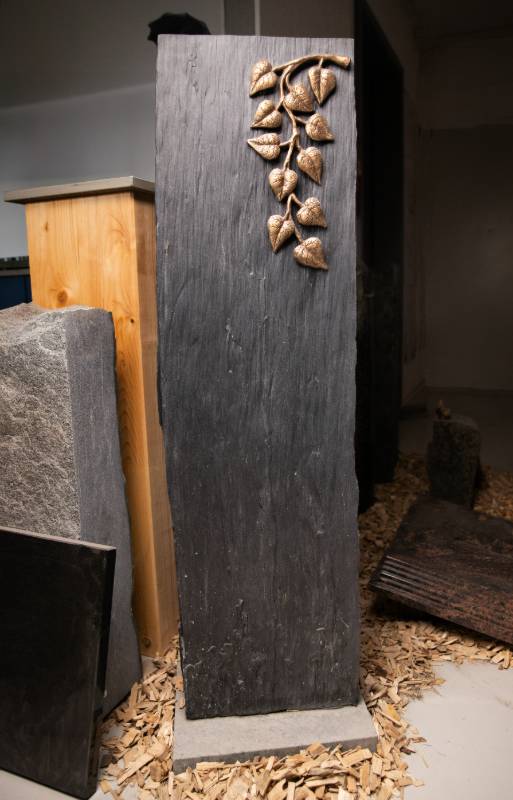Stele ,,Solara" aus naturbelassenen Schiefer mit Zweig aus Bronze - Ansicht 2