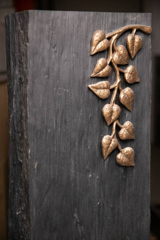 Stele ,,Solara" aus naturbelassenen Schiefer mit Zweig aus Bronze - Ansicht 3