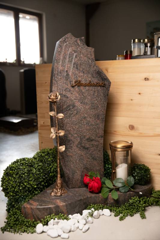 Urnengrabstein ,,Amadeo & Rose" 2-teilig mit Rose aus Bronze und Liegeplatte