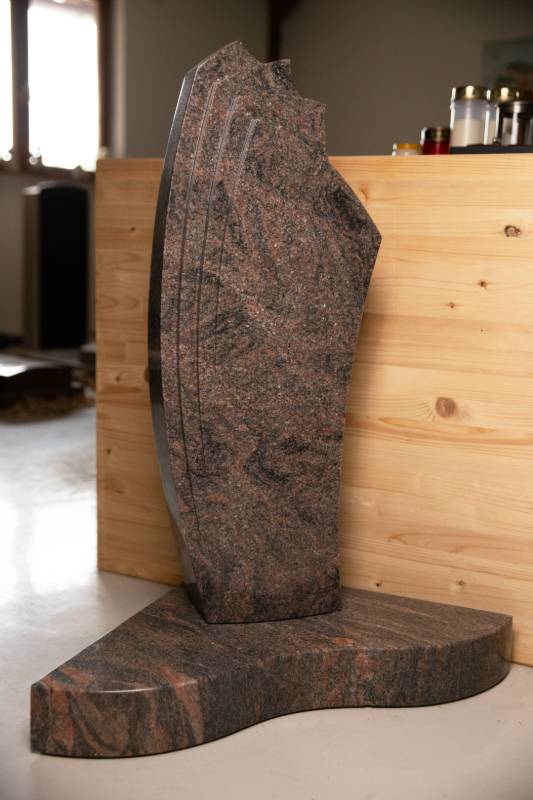 Urnengrabstein ,,Amadeo & Rose" 2-teilig mit Rose aus Bronze und Liegeplatte - Ansicht 2
