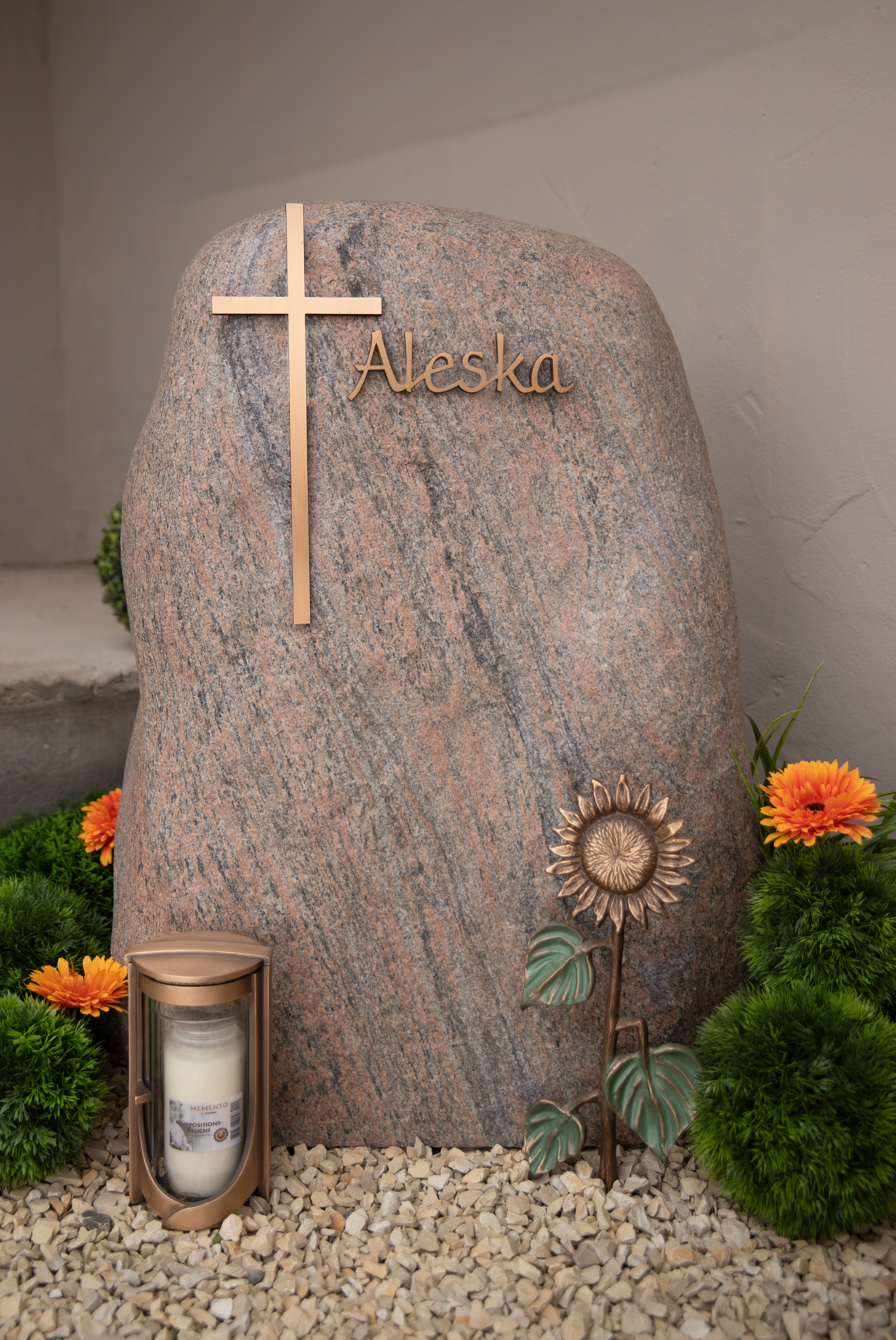 Einzelgrabstein ,,Aleska mit Kreuz" in edelsatinierten roten Granit