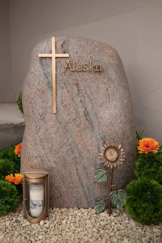 Einzelgrabstein ,,Aleska mit Kreuz" in edelsatinierten roten Granit