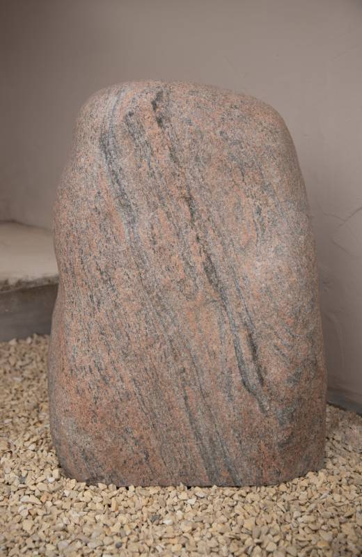 Einzelgrabstein ,,Aleska mit Kreuz" in edelsatinierten roten Granit - Ansicht 2