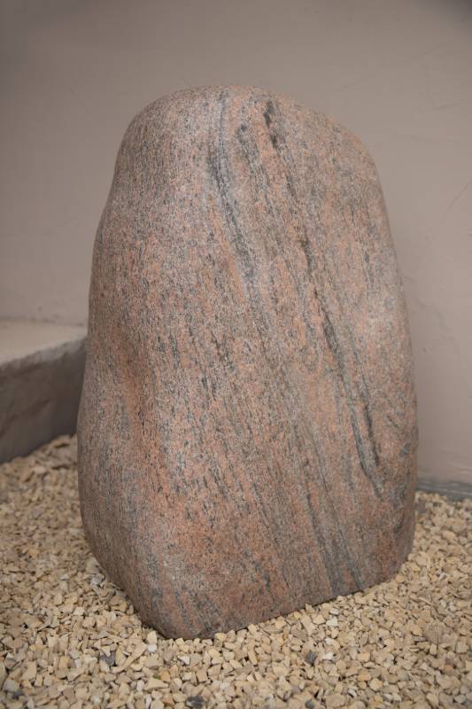 Einzelgrabstein ,,Aleska mit Kreuz" in edelsatinierten roten Granit - Ansicht 3