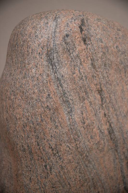 Einzelgrabstein ,,Aleska mit Kreuz" in edelsatinierten roten Granit - Ansicht 4