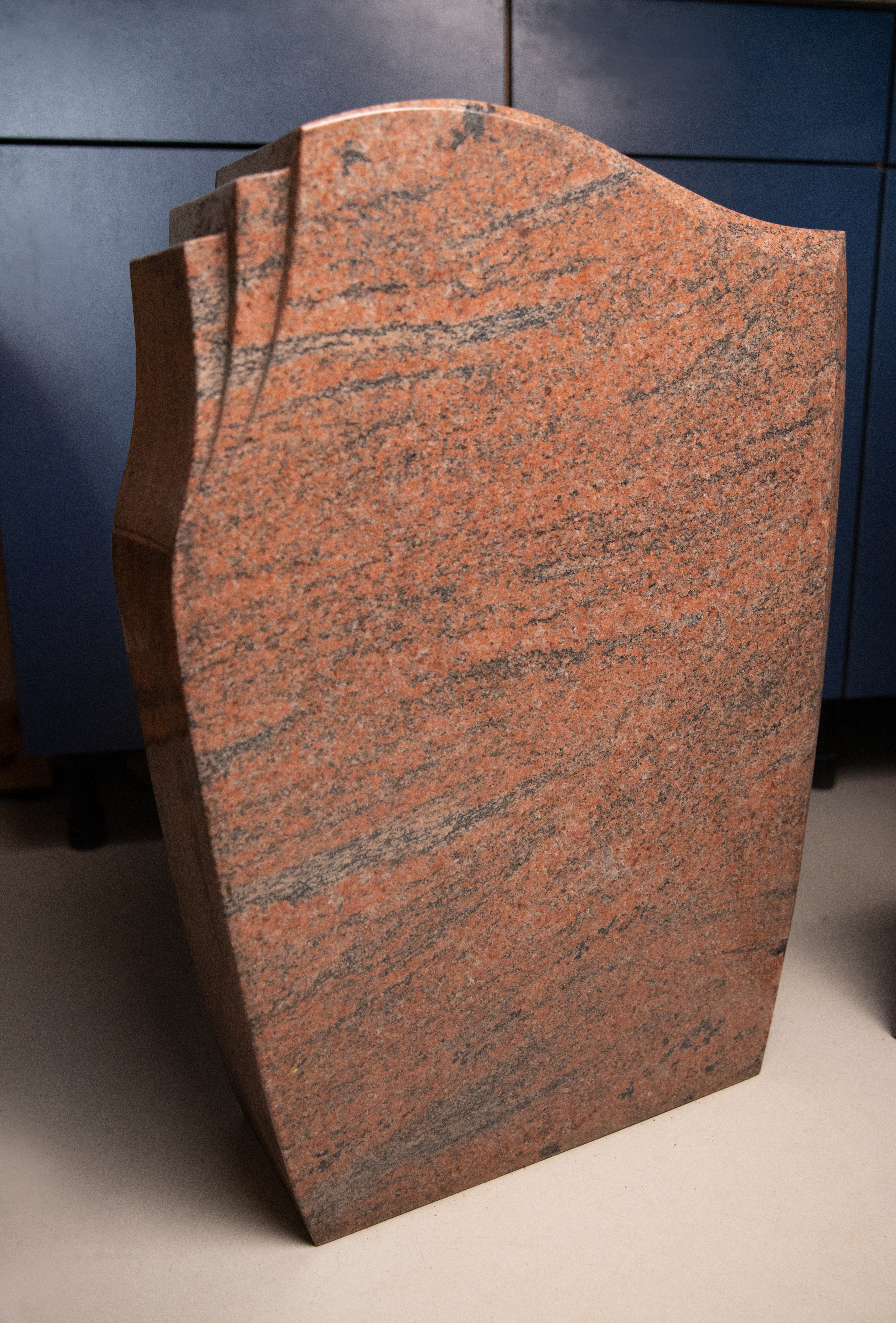 Urnengrabstein ,,Fenja" in rotem polierten Granit