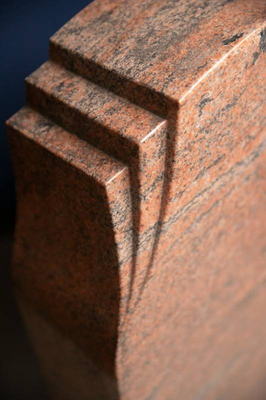Urnengrabstein ,,Fenja" in rotem polierten Granit - Ansicht 2